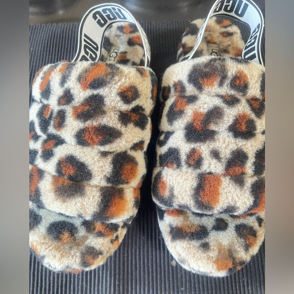 Cheetah Ugg Slippers Size:9 UGG
$30 $120 - Picture 2 of 7